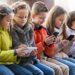 Kinder mit Smartphones in der Hand