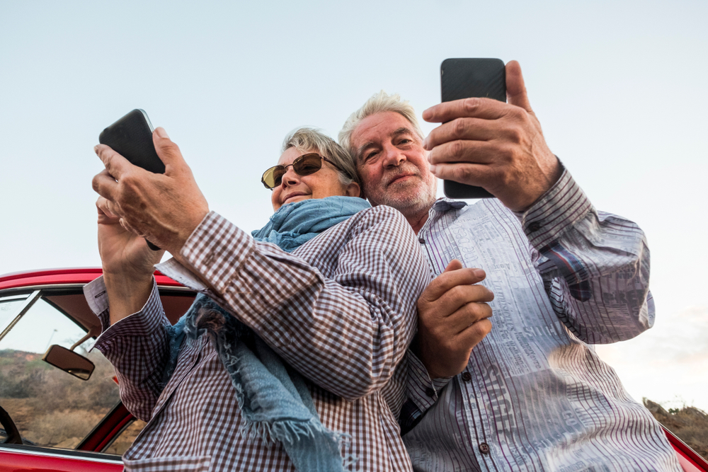 Senioren mit Smartphones in der Hand